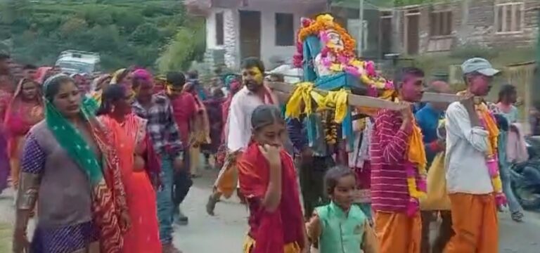 उर्गमघाटी में धूमधाम से हुई विश्वकर्मा पूजा, विसर्जन में उमड़ी भीड़