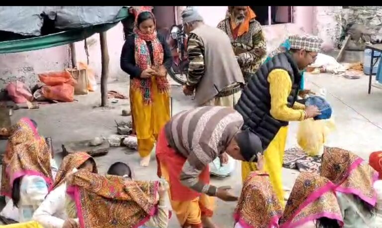 बदरीनाथ :  बामणी गांव के ग्रामीणों ने मां तिला भराड़ी मंदिर में लगाया भंडारा