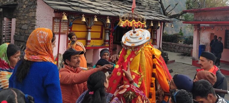 ऊखीमठ : द्वितीय केदार मद्महेश्वर की डोली रात्रि प्रवास के लिए गिरीया गांव पहुंची