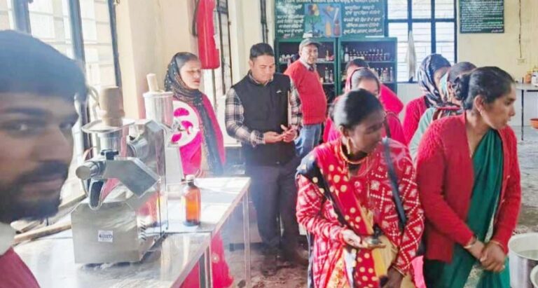 गैरसैंण : महिलाओं को दिया नैनो पैकेजिंग यूनिट का प्रशिक्षण