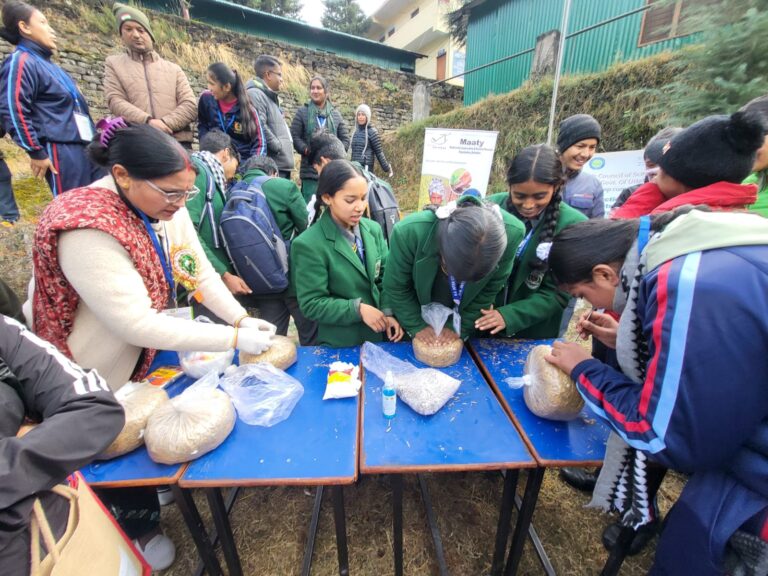 जोशीमठ : छात्रों को दिया मशरूम उत्पादन का प्रशिक्षण