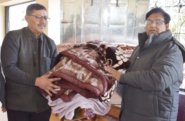 गोपेश्वर : अनसूया मेले में यात्रियों की सुविधा के लिए प्रशासन ने वितरित की कम्बल