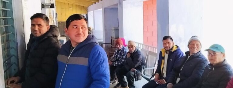 जोशीमठ : पीएम फसल बीमा हेतु खतौनी के लिए तहसील में लगी लंबी कतार