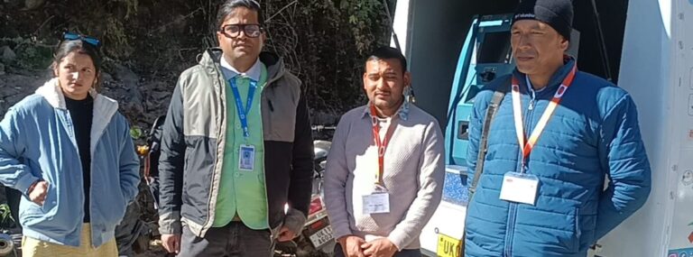 जोशीमठ : उत्तराखंड ग्रामीण बैंक ने दूरस्थ गांव थैंग में पहुंचा एटीएम वाहन, लोगों ने उठाया लाभ