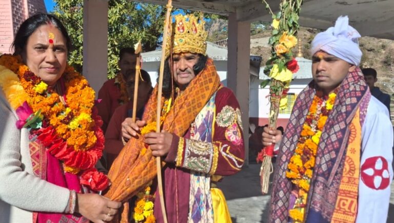 ऊखीमठ : ओंकारेश्वर मन्दिर में आयोजित पांडव नृत्य में विधायक आशा नौटियाल ने किया अंगवस्त्र भेंट, किमाणा गांव में पांडवों का फूलों से स्वागत
