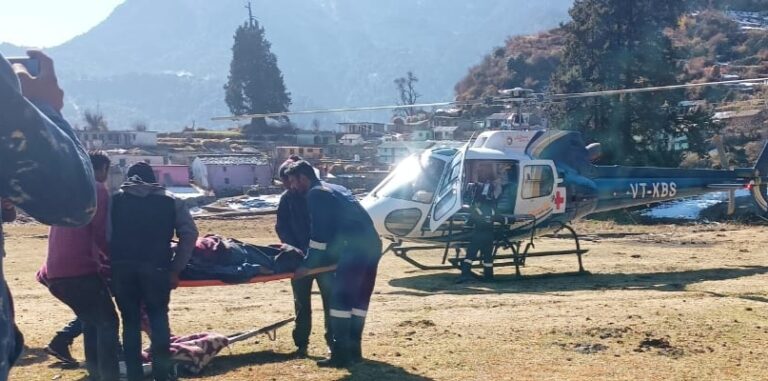 गोपेश्वर : मरीज को हैली एंबुलेंस से पहुंचा अपने दूरस्थ गांव डुमक