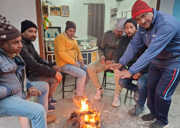 ऊखीमठ : केदारघाटी में बारिश व बर्फबारी से बढ़ी शीतलहर, जनजीवन हुआ अस्त-व्यस्त