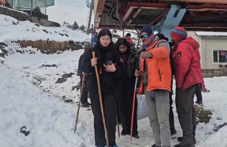 औली : औली में बर्फबारी के बाद पर्यटकों का उमड़ा हुजूम, चियर लिफ्ट से 723 पर्यटकों ने उठाया हसीन वादियों का लुत्फ