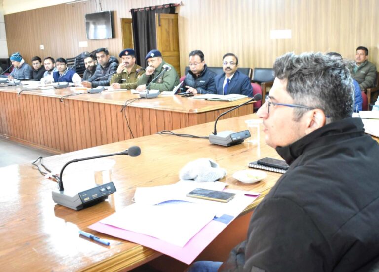 चमोली : चारधाम यात्रा तैयारियों को लेकर जिलाधिकारी संदीप तिवारी ने ली अधिकारियों की बैठक