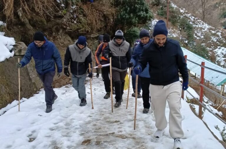 केदारघाटी : केदारनाथ धाम में भारी बर्फबारी के बीच डीएम और एसपी ने धाम पहुंचकर पुनर्निर्माण कार्यों का लिया जायजा