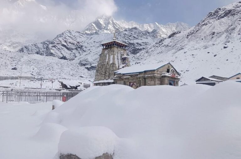 ऊखीमठ : केदारनाथ धाम सहित चोटियों पर बर्फबारी निचले इलाकों में बारिश से शीतलहर जारी