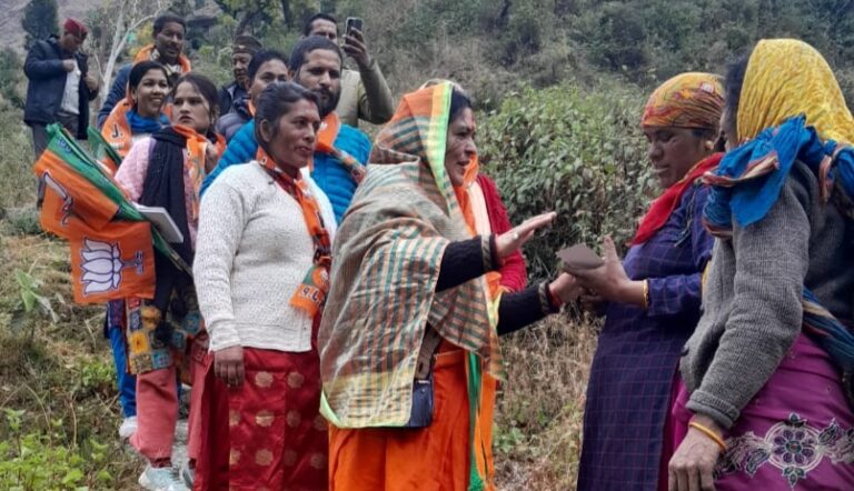 पीपलकोटी : भाजपा प्रत्याशी ने किसान नगर में जनसंपर्क कर मांगे वोट