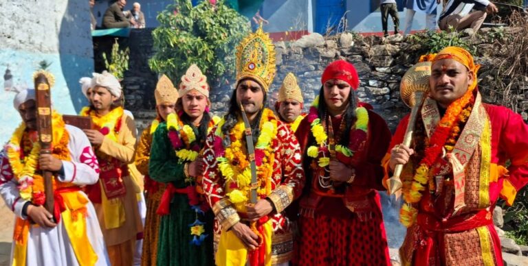 ऊखीमठ : पांडवों का मंगोली गांव में हुआ पुष्प वर्षा से भव्य स्वागत