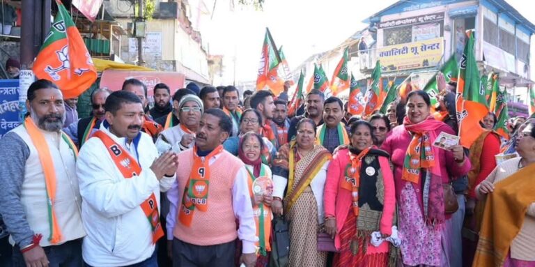 गोपेश्वर : भाजपा पालिका प्रत्याशी संदीप रावत ने नगर क्षेत्र में किया जनसंपर्क, मिल रहा जनता का अपार समर्थन