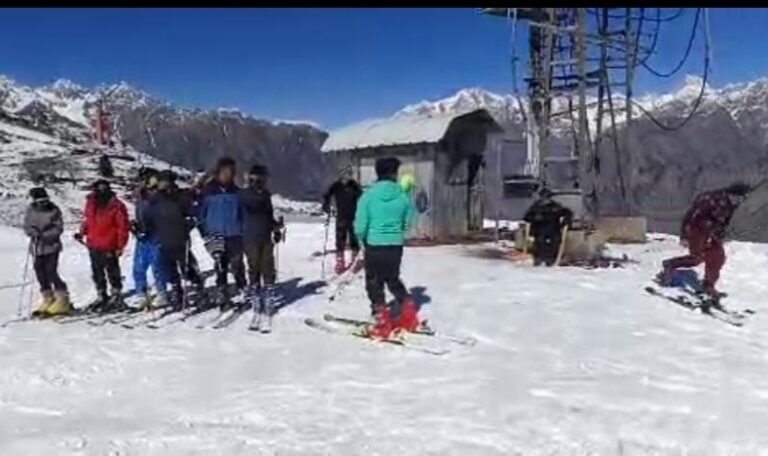 औली : औली में मंगलवार को 642 पर्यटकों ने चेयर लिफ्ट से उठाया बर्फीली वादियों का लुत्फ