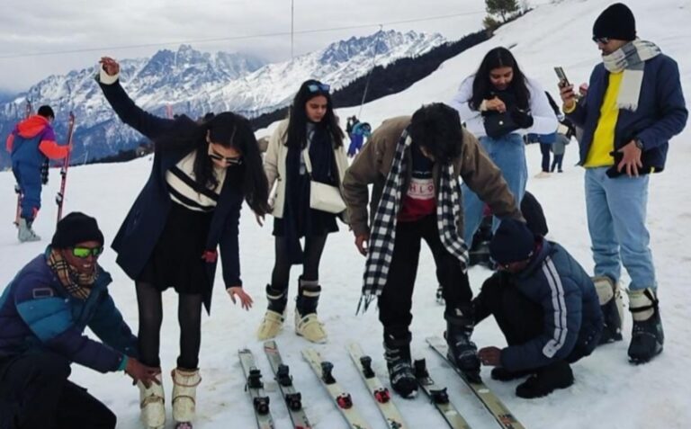 औली : विश्व हिम दिवस पर पद्मश्री मोहन सिंह गुंजियाल के मार्गदर्शन में स्कियरों ने लिया औली प्लास्टिक मुक्ति का संकल्प