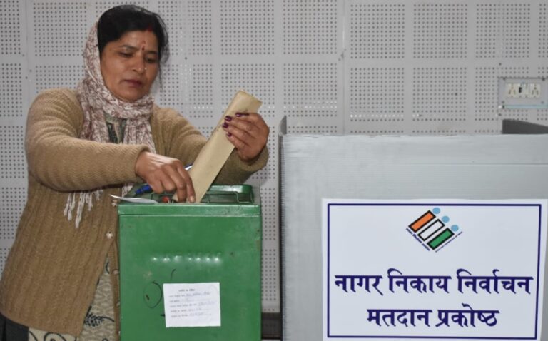 चमोली : जनपद में ड्यूटी पर तैनात 136 कार्मिकों ने पोस्टल बैलेट से किया मतदान