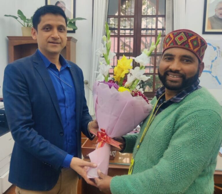 ऊखीमठ : सन्दीप पुष्वाण ने प्रधानमंत्री कार्यालय संयुक्त सचिव मंगेश घिल्डियाल से मुलाकात कर केदारघाटी की समस्याओं से कराया अवगत