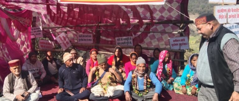 ऊखीमठ : पुल निर्माण की मांग को लेकर ग्रामीणों का धरना-प्रदर्शन जारी