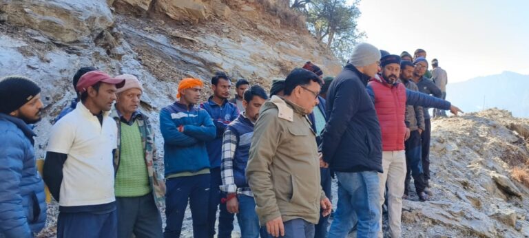 चमोली : आठ किमी पैदल चलकर जिलाधिकारी ने डुमक – कलगोठ  मोटर मार्ग का किया निरीक्षण