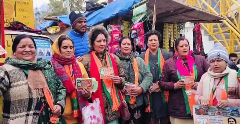 जोशीमठ : पालिका अध्यक्ष एवं सभासद प्रत्याशियों को भाजपाइयों ने डोर टू डोर जनसंपर्क कर मांगे वोट