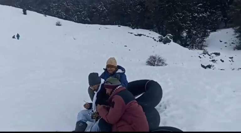 जोशीमठ : औली में बर्फबारी तो निचले इलाकों में बारिश ने बढ़ाई ठिठुरन