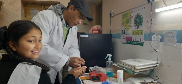 गोपेश्वर : छात्राओं की हीमोग्लोबिन की गई जांच