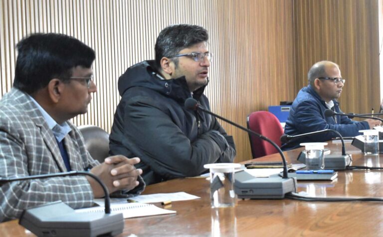 चमोली : जिलाधिकारी ने की सीएम हेल्पलाइन पर दर्ज शिकायतों की समीक्षा,