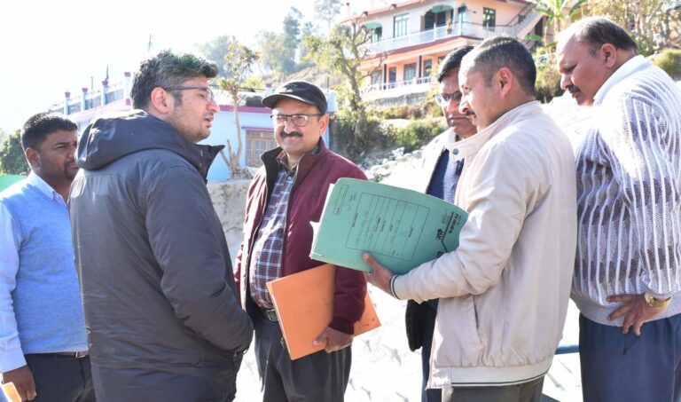 चमोली : जिलाधिकारी ने हल्दापानी भूस्खलन क्षेत्र के सुधारीकरण कार्य का किया निरीक्षण