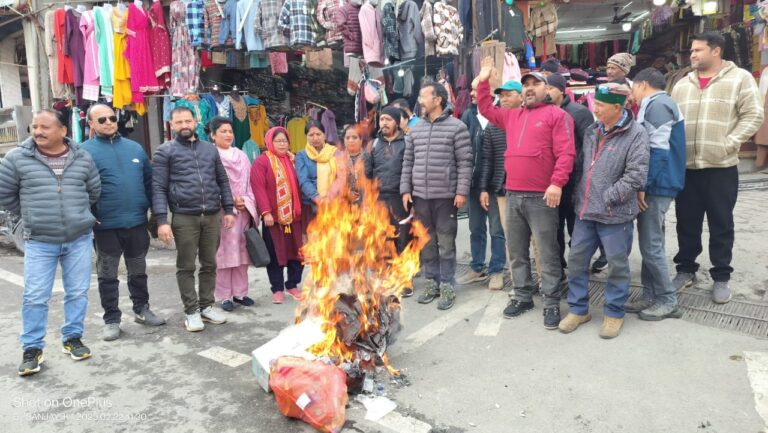 जोशीमठ : कांग्रेसियों ने मंत्री प्रेमचंद अग्रवाल का फूंका पुतला, सीएम से की मंत्री को हटाने की मांग