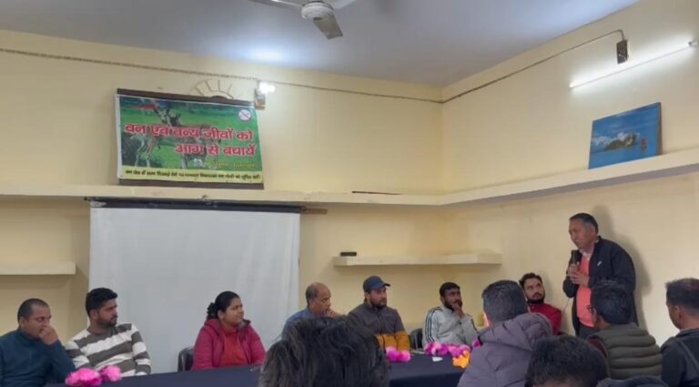 गोपेश्वर : नंदा देवी बायोस्फियर रिजर्व के निदेशक के तबादले की मांग,अनिश्चितकालीन हड़ताल की दी चेतावनी