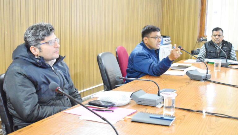 गोपेश्वर : जिलाधिकारी ने ली जिला पंचायत की समीक्षा बैठक, दिए निर्देश