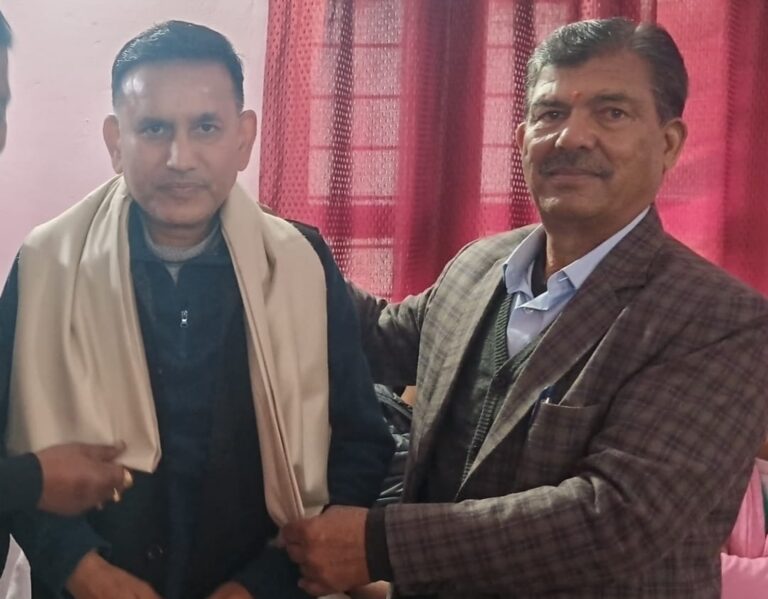 गौचर : नवनिर्वाचित पालिका अध्यक्ष को ठेकेदार संगठन ने किया सम्मानित