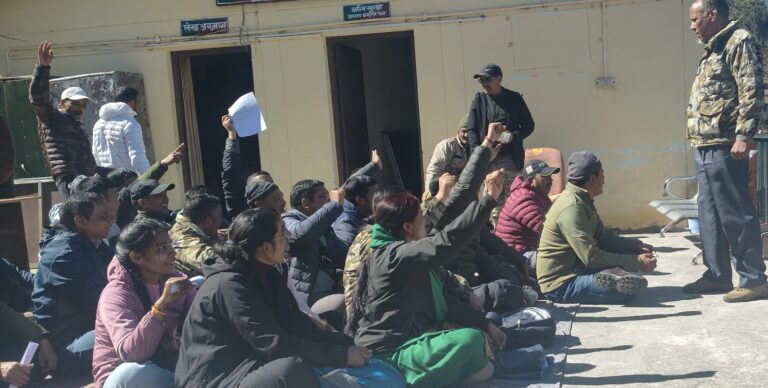 जोशीमठ : मांगों को लेकर वन बीट अधिकारी व कर्मचारियों का कार्य बहिष्कार एवं धरना-प्रदर्शन जारी