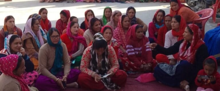 गौचर : पीएनबी अधिकारियों ने ग्रामीणों को दी बैंकिंग सुविधाओं की जानकारी