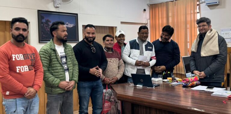 चमोली : चारधाम यात्रा व्यवस्था को लेकर डीएम को सौंपा ज्ञापन, पांडुकेश्वर से यात्रा रजिस्ट्रेशन अन्यत्र शिफ्ट की मांग