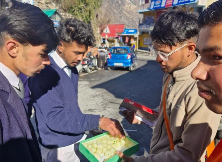 जोशीमठ : बोर्ड परीक्षा आज से शांति पूर्वक शुरू, विद्यार्थी परिषद ने बांटी मिठाई