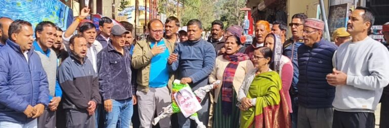 गौचर : मंत्री प्रेमचंद अग्रवाल का पुतला फूंक कर जताया आक्रोश