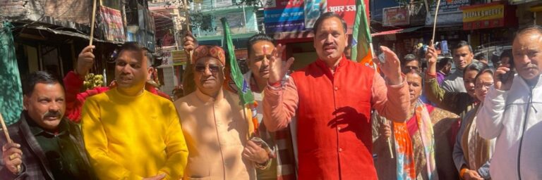 ऊखीमठ : उत्तराखंड में सख्त भू-कानून लागू होने पर भाजपाईयों ने की आतिशबाजी