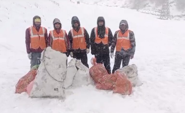 औली : बर्फबारी में चला स्थानीय “ग्रीन ट्रेल”टीम के युवाओं का प्लास्टिक उन्मूलन अभियान, पर्यटकों को दिया ग्रीन औली का संदेश