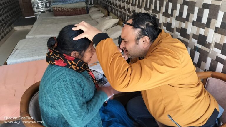 ज्योतिर्मठ : हंस फाउंडेशन अस्पताल सतपुली के नेत्र जांच शिविर में उमड़ी भारी भीड़ 