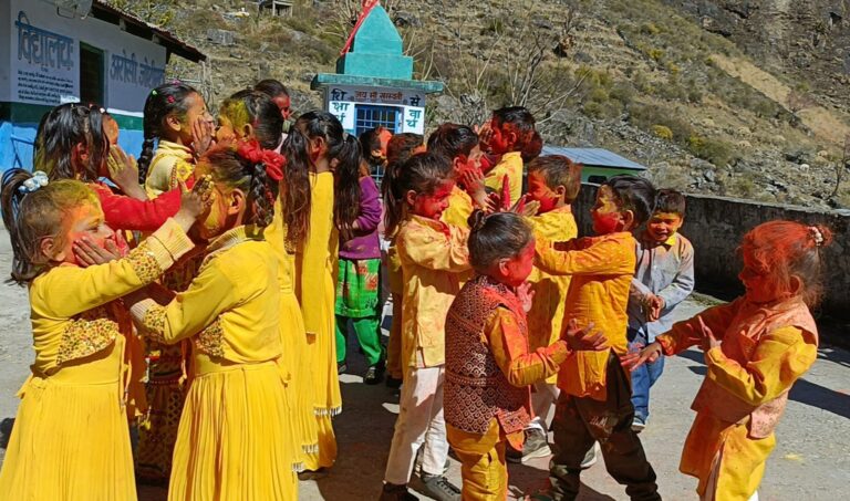 जोशीमठ : अभिभावकों, शिक्षकों व छात्रों ने अबीर – गुलाल लगा कर धूमधाम से मनाया रंगोत्सव होली