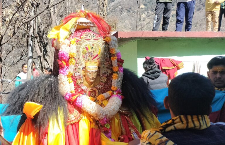 पीपलकोटी : स्यूंण सोमेश्वर महादेव के दर्शन को हर दिन पहुंच रहे सैकड़ों श्रद्धालु, चार मार्च को गर्भगृह में करेंगे प्रवेश