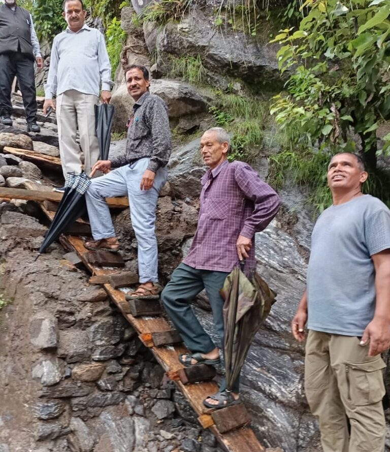 ऊखीमठ : मद्महेश्वर धाम को जोड़ने वाली ट्रॉली निर्माण का कार्य अधर में लटका हुआ, ग्रामीणों में आक्रोश