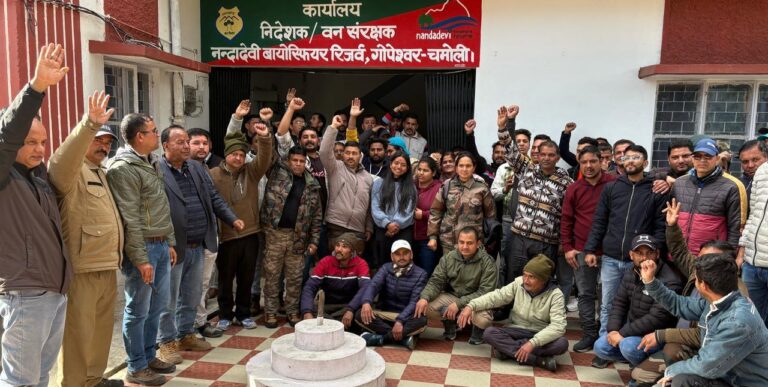 गोपेश्वर : निदेशक के खिलाफ वन कर्मचारियों ने खोला मोर्चा, आर – पास की लड़ाई की शुरू