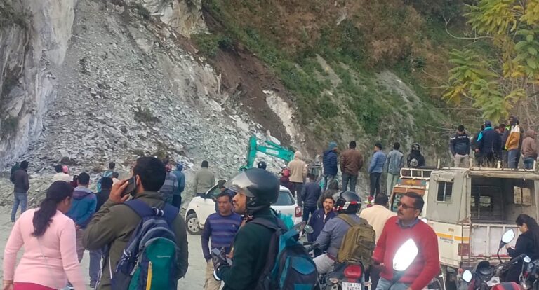 गौचर: बदरीनाथ हाईवे मलवा आने से हुआ बाधित, खोलने के प्रयास जारी