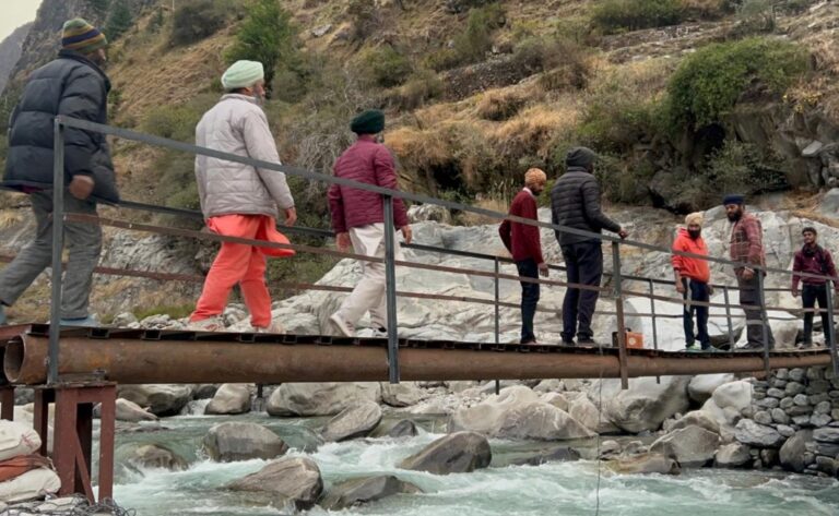 गोविंदघाट : अलकनंदा नदी पर वैकल्पिक पुल बन कर तैयार, पुलना वैली के लिए पैदल आवाजाही सुचारु