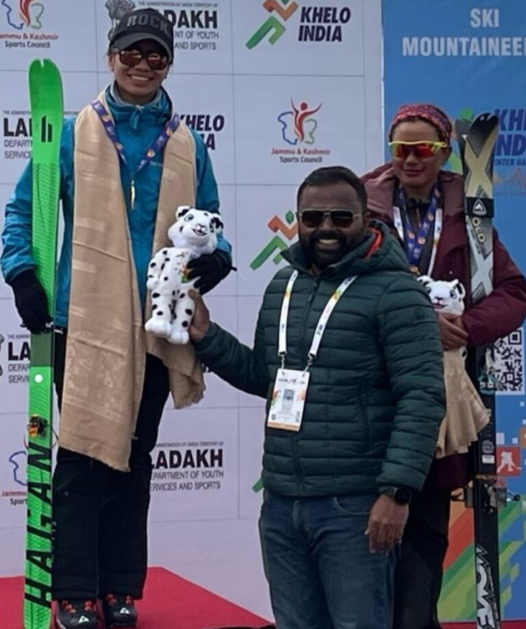 गुलमर्ग : उत्तराखंड की मेनका गुंजियाल को गोल्ड और मयंक डिमरी को मिला ब्रोंज मेडल