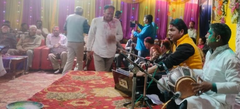 चमोली : नगर कांग्रेस कमेटी द्वारा वसंत रंगोत्सव होली रंग गुलाल लगाकर धूमधाम से मनाई गई