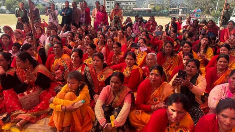 गौचर : गौचर क्षेत्र में होली पर खूब उड़े रंग और गुलाल